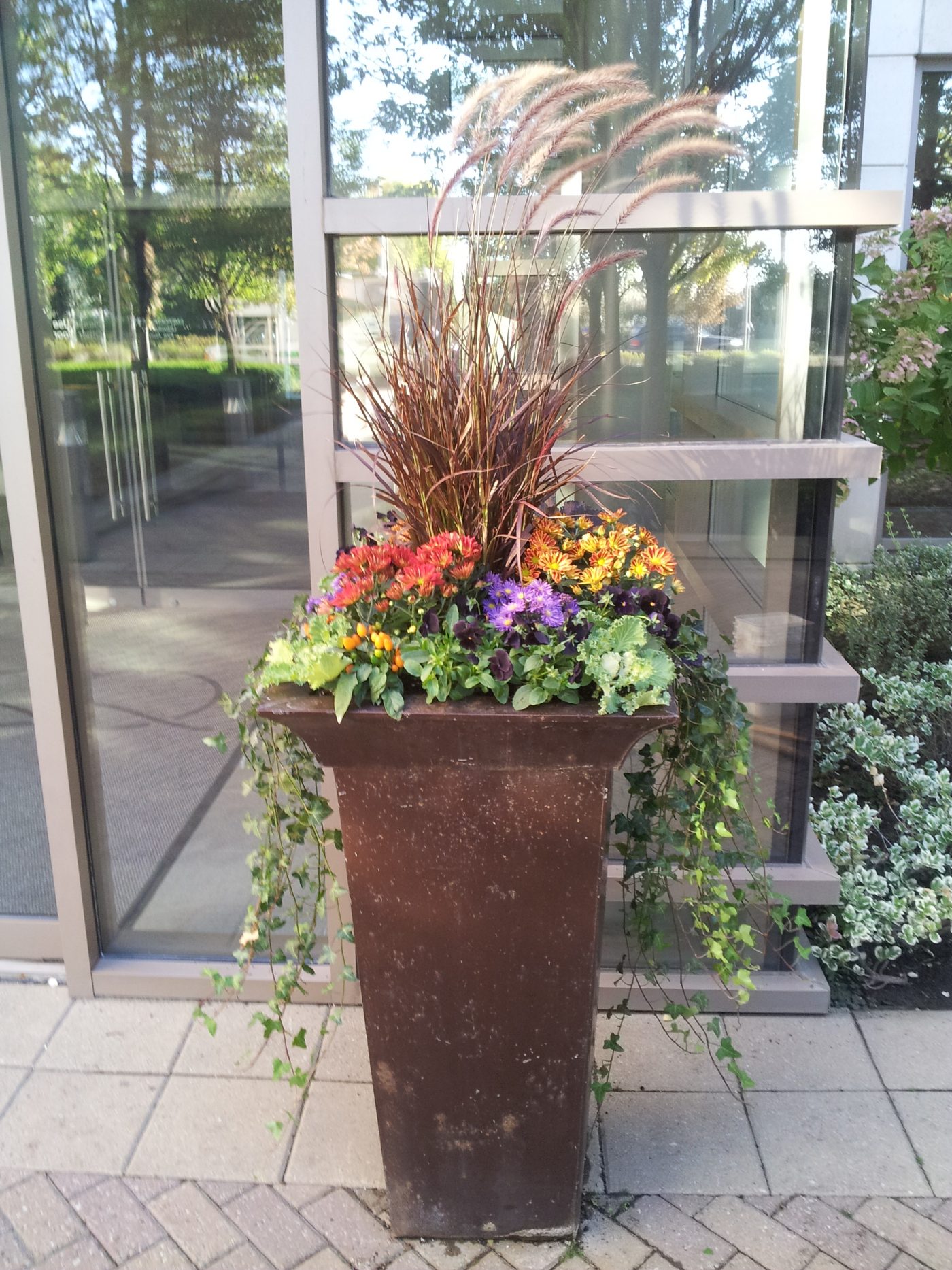 commercial fall urn