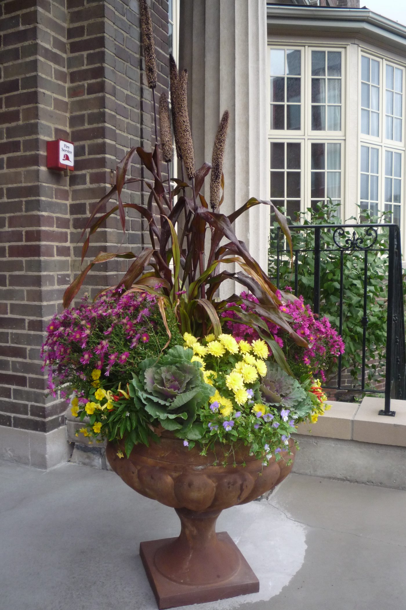 Nice Fall Urn commercial